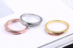 Detailaufnahme von Ringen in Roségold, Silber und Gold mit feiner Zirkonia-Mikropavé-Fassung