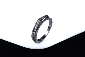 Makroaufnahme des gedrehten anthrazitfarbenen Rings mit doppelreihigen Zirkonia