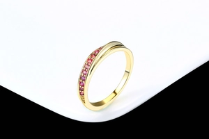 Detailansicht eines Roségold-Wellenrings mit einer Reihe mikrobeschlagener rosa Zirkonia