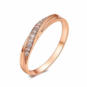 Detailaufnahme des rosévergoldeten Wellenrings mit funkelndem Zirkonia-Besatz