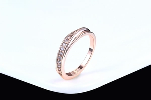 Makro-Detail des 18K vergoldeten Ringes in Roségold mit Zirkonia-Steinen und Gravur