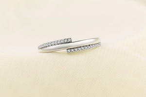 Detailansicht eines silbernen Rings mit Zirkonia-Besatz und polierter Oberfläche