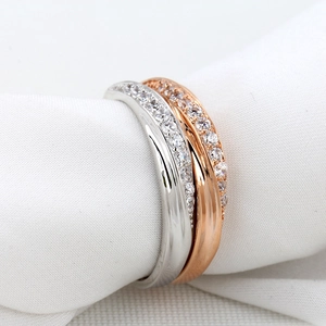 Eleganter Ring aus Roségold und Silber mit funkelnden Mikropavé-Zirkoniasteinen besetzt