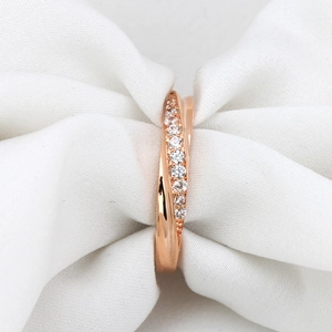 Eleganter Überkreuz-Ring in Roségold mit poliertem Band und Mikro-Pavé-Zirkonia-Steinen