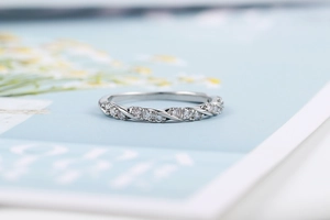 Nahaufnahme eines silbernen Ewigkeitsrings mit gedrehtem Band und Zirkonia-Diamanten