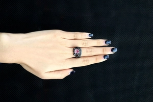 Detailopname van een gotische hartring met roze zirkoon en zwarte steentjes
