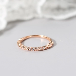 Eleganter roségoldener Seilring mit funkelnden Zirkonia für einen stilvollen Look