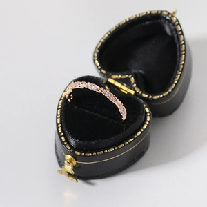 Eleganter roségoldener Seilring mit Zirkonia in einer herzförmigen Schmuckschatulle