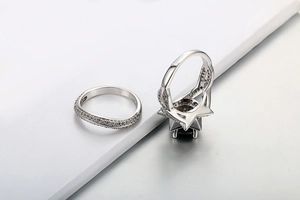 Dettaglio del set di due anelli in argento con gemma nera e zirconi micro-pave