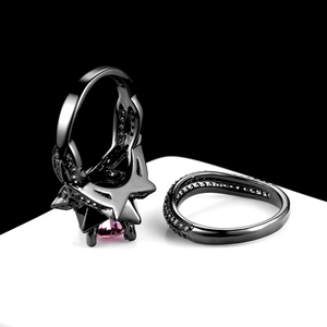 Zweiteiliges Ringset in Schwarzgold mit lila Zirkon und schwarzen Kristallen