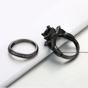 Schwarzes Gold Ring-Set mit Prinzess-Schliff Edelstein und Mikro-Pave-Zirkonia-Besatz