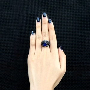 Vintage zwart gouden ring met ronde donkerblauwe edelsteen en micro-pavé voor vrouwen
