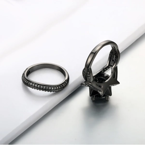 Schwarzes Gold-Ring-Set im Gothic-Stil mit funkelnden Zirkonia und Kronendesign für Damen