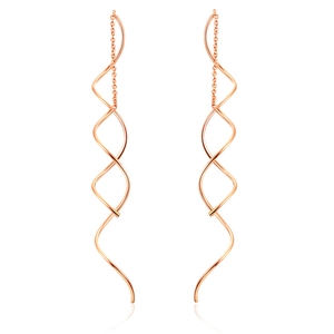 Orecchini a spirale in oro rosa con catena lunga ed elegante su sfondo bianco puro