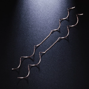 Eleganti orecchini a monachella ondulati in oro rosa dal design minimalista