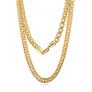 Detail van 18K vergulde Cubaanse schakelketting met karabijnsluiting en platte weving