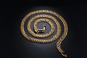 Detail van gepolijste 18K vergulde Cubaanse schakelketting met stevige karabijnsluiting