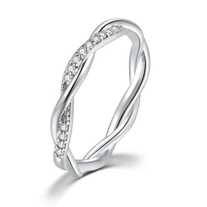 Detalle de anillo trenzado plateado con micro pavé de cristales en elegante ángulo de 45 grados