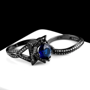 Zwartgouden tweedelige ringenset met ovale blauwe steen en witte nano-zirkonia accenten