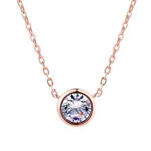 Dettaglio della collana in oro rosa con zircone bianco brillante e montatura a castone