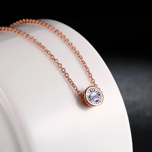 Collana minimalista in oro rosa con ciondolo tondo in zircone su una catena a O