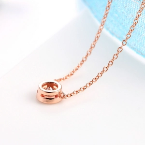 Collana minimalista in oro rosa con ciondolo tondo in zircone e catena a maglia fine