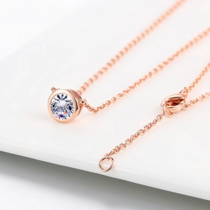 Elegante collana in oro rosa con ciondolo tondo in zircone con castone su base bianca