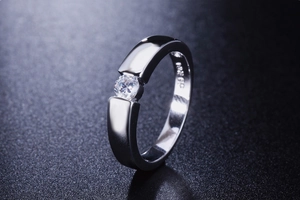 Macro shot of silver S925 wedding ring featuring a brilliant round-cut zircon setting