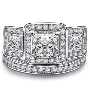Detalle macro de un conjunto de anillos de boda de doble capa con circonitas de princesa