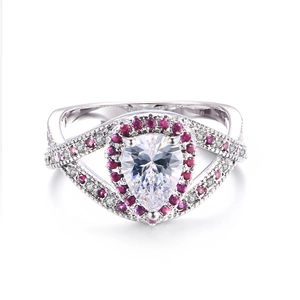 Dettaglio anello con zircone a pera, alone rosa e fascia incrociata in metallo bianco