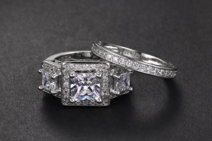 Detalle del juego de dos anillos de plata con una gran piedra de circón de corte cuadrado