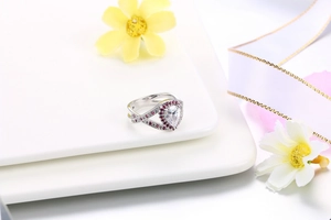 Dettaglio dell'anello in argento con pietra a goccia e fascia incrociata rosa