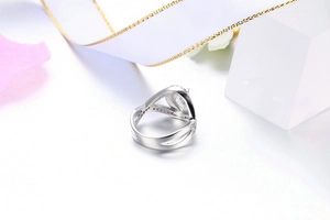Dettaglio dell'anello con zircone AAA a goccia e pietre d'accento rosa e bianche