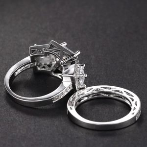 Elegante juego de dos anillos de boda con circón rectangular bañados en oro fino