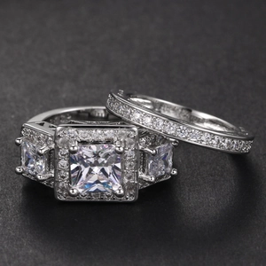 Set de anillos de compromiso de doble capa con circonitas de corte princesa y halo cuadrado