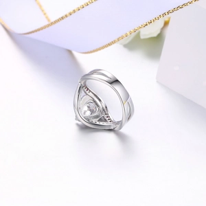 Elegante anello di fidanzamento in argento con zircone a goccia e dettaglio gemma rossa
