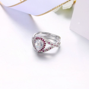 Squisito anello in argento con pietra a pera e accenti di zirconi rosso rubino