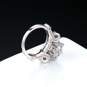 Vintage crown ring in white gold plating with sparkling AAA cubic zirconia crystals