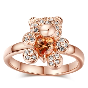 Detail van roségouden berenring met hartvormige oranje edelsteen en zirkonia-accenten