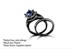 Detail van zwart geplateerde ringen met blauwe saffier spinel in 6-potige zetting