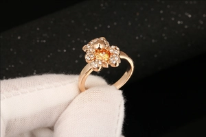 Detailopname van roségouden ring met geel zirkoon hart en witte kristal accenten