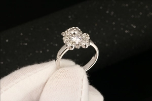 Macro-opname van berenring met hartvormige zirkoon en pavé diamanten op zilver metaal