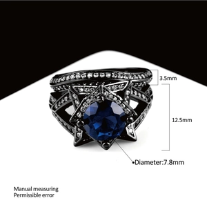 Gotische ringenset in zwart goud met blauwe steen en stervormig zirkonia-montuur