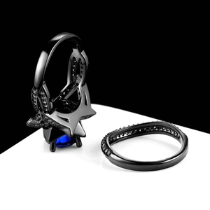 Gothic zwart gouden ring set met ovale blauwe edelsteen en zwarte zirkonia steen
