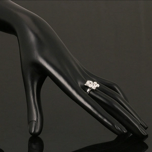 Mode zilveren ring met hartvormige zirkonia op een handmodel display houder