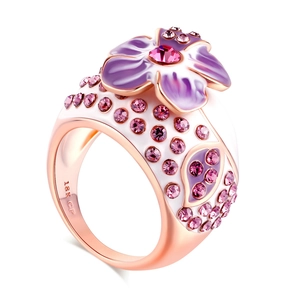 Detail eines 18K GP Blumenrings mit lila Emaille-Blüten und rosa Zirkonia-Besatz