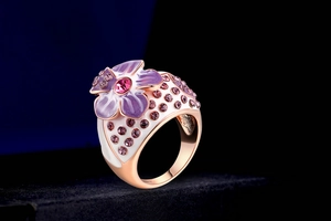 Makroaufnahme von Roségold-Blumenring mit lila Emaille und mikroversetzten Kristallen