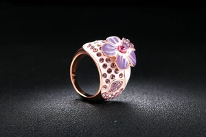 Detail eines Roségold-Cocktailrings mit lila Emaille-Blüten und rosa Kristallen