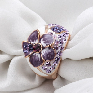 Roségoldener Blumenring mit weißem Emaille und lila Zirkonia Mikropave-Besatz für Damen