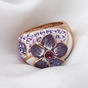 Roségoldener Blumenring mit lila Emaille-Blüten und Zirkonia auf weißem Satin-Stoff